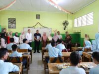 Anggota Komisi IX DPR RI, Ade Rezki Pratama bersama Badan Gizi Nasional (BGN) meninjau pelaksanaan program Makan Bergizi Gratis (MBG)