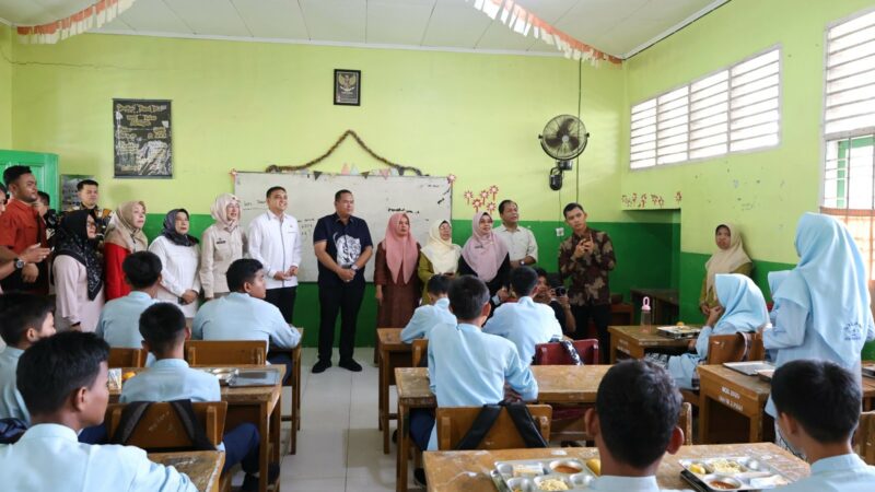 Anggota Komisi IX DPR RI, Ade Rezki Pratama bersama Badan Gizi Nasional (BGN) meninjau pelaksanaan program Makan Bergizi Gratis (MBG)
