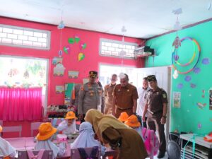 SPPG Yayasan Kemala Bhayangkari Polres Payakumbuh melakukan pendistribusian tahap pertama MBG kepada ribuan pelajar