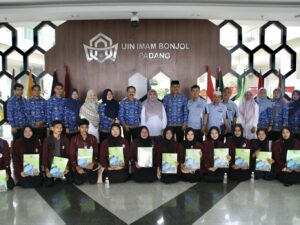 Unit Pelaksana Teknis (UPT) Asrama Haji Emberkasi Padang secara resmi menyerahkan 15 Mahasiswa magang kapada UIN Imam Bonjol Padang.