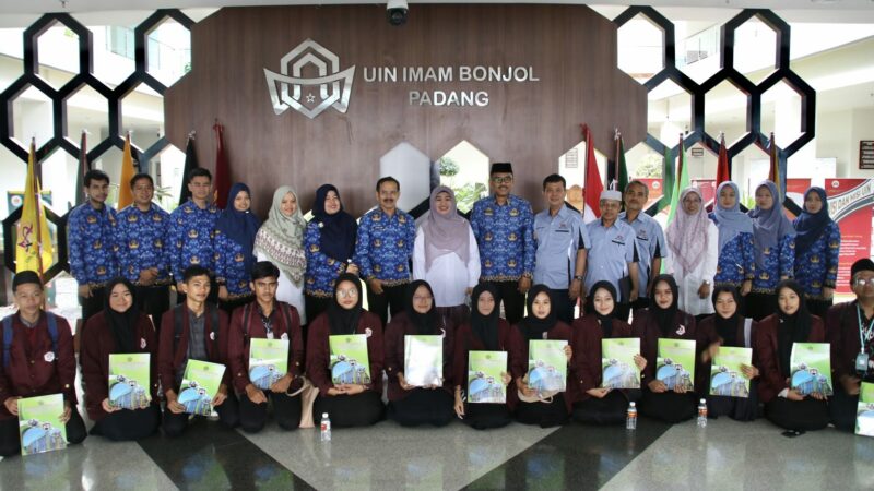 Unit Pelaksana Teknis (UPT) Asrama Haji Emberkasi Padang secara resmi menyerahkan 15 Mahasiswa magang kapada UIN Imam Bonjol Padang.