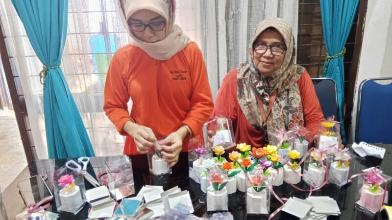 Dharma Wanita (DW) UIN Imam Bonjol (UIN IB) Padang menunjukkan kreativitas dan kesabaran dalam membuat 1200 souvenir pernikahan