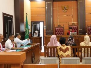 Sebanyak enam pelanggar peraturan daerah (perda) menjalani sidang pidana ringan (tipiring) di Pengadilan Negeri Padang