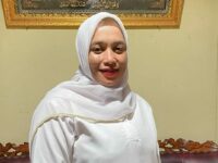 Video seorang perempuan berenang menyeberangi sungai viral di sejumlah paltform media sosial. Tapa rasa takut, sungai yang berwarna coklat