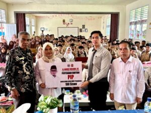 Wakil Ketua Komisi VI DPR Andre Rosiade menyalurkan beasiswa Program Indonesia Pintar (PIP) kepada 180 siswa di SMK 1 Palembayan
