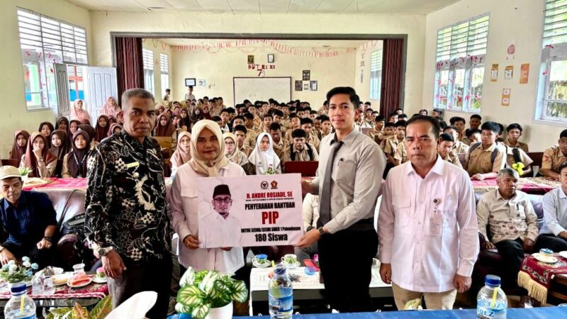 Wakil Ketua Komisi VI DPR Andre Rosiade menyalurkan beasiswa Program Indonesia Pintar (PIP) kepada 180 siswa di SMK 1 Palembayan