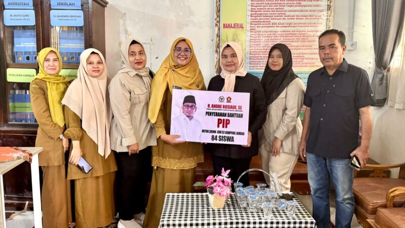 Wakil Ketua Komisi VI DPR RI Andre Rosiade kembali menyalurkan beasiswa PIP kepada 84 murid di SD Negeri 53 Kampung Jambak,