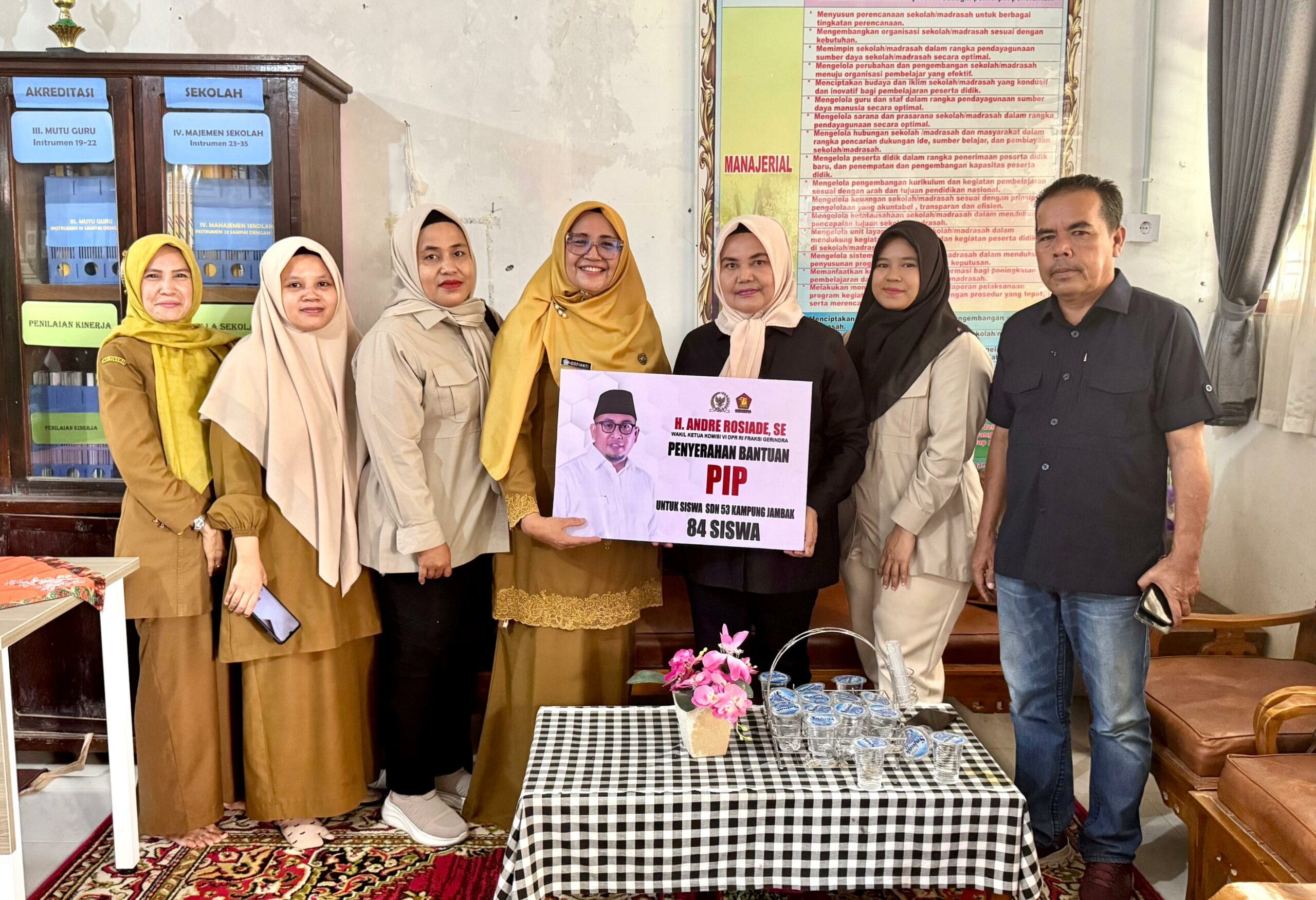 Andre Rosiade Bagikan Beasiswa PIP untuk 84 Murid SDN 53 Kampung Jambak Padang