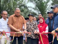 Wakil Ketua Komisi VI DPR RI Andre Rosiade meresmikan pemakaian tower BTS Telkomsel di Nagari Sinamar, Kecamatan Asam Jujuhan, Dharmasraya