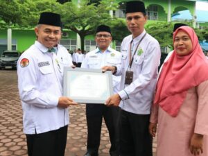 Seorang penghulu Kecamatan Duo Koto Kemenag Kabupaten Pasaman bernama Ahad Nasution, rela menyeberangi sungai demi menikahkan pasangan