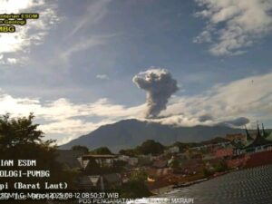 Gunung Marapi kembali erupsi terjadi Selasa pagi 12 Agustus 2025, 08:39 WIB, dengan tinggi kolom abu ± 1.600 m