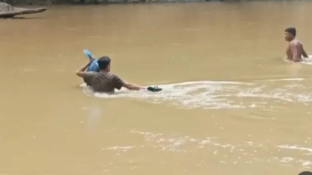 Beberapa waktu lalu viral video seorang penghulu di Pasaman rela menyeberangi arus sungai yang deras demi menjalankan tugas melangsungkan