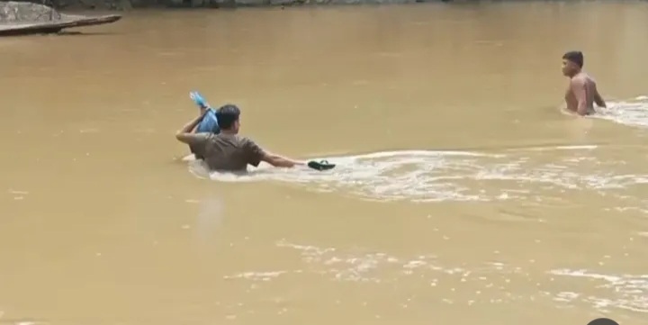 Beberapa waktu lalu viral video seorang penghulu di Pasaman rela menyeberangi arus sungai yang deras demi menjalankan tugas melangsungkan