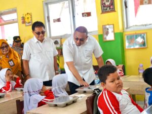 Wakil Ketua Komisi VI DPR RI Andre Rosiade meninjau pelaksanaan program MBG di SD Negeri 24 Ujung Gurun, Kecamatan Padang