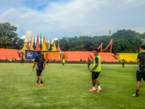 Para pemain Semen Padang FC jalani latihan di Stadion H Agus Salim. [foto: Fajar]