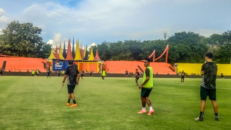 Para pemain Semen Padang FC jalani latihan di Stadion H Agus Salim. [foto: Fajar]