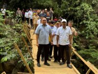 Wakil Ketua Komisi VI DPR RI Andre Rosiade meninjau kondisi jembatan rusak di Jorong Lanai Hilir, Nagari Cubadak Barat, Kecamatan Duo Koto,