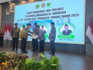 UIN Imam Bonjol Padang menerima piagam penghargaan dari UPT Asrama Haji Embarkasi Padang atas kemitraan dan dukungan dalam