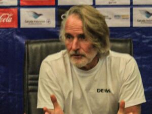 Pelatih Dewa United FC, Jan Olde Riekerink memberikan apresiasi kepada suporter Semen Padang FC jelang laga pekan kedua Liga Super League