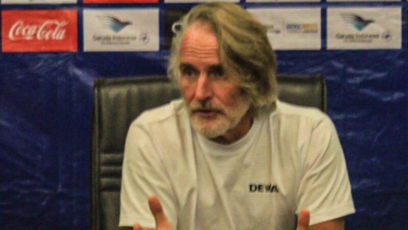 Pelatih Dewa United FC, Jan Olde Riekerink memberikan apresiasi kepada suporter Semen Padang FC jelang laga pekan kedua Liga Super League