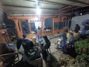 Nobar dan diskusi AJI Padang bersama Interes dengan tema Tetap Kritis dalam Ancaman Serangan Digital” di Kantor AJI Padang, Selasa (19/8). Foto : AJI Padang