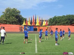 Pemain PSM Makassar menjalani latihan persiapan laga melawan Semen Padang di GOR Haji Agus Salim,Kamis (21/8/2025). Foto : Fajar