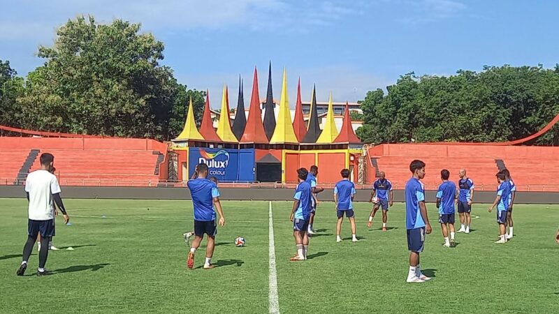 Pemain PSM Makassar menjalani latihan persiapan laga melawan Semen Padang di GOR Haji Agus Salim,Kamis (21/8/2025). Foto : Fajar