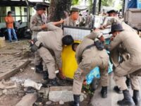 Satpol PP bersama tim gabungan yang terdiri dari SK4 dan BKO Kecamatan melakukan penertiban di beberapa lokasi yang ada di Kota Padang