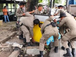 Satpol PP bersama tim gabungan yang terdiri dari SK4 dan BKO Kecamatan melakukan penertiban di beberapa lokasi yang ada di Kota Padang