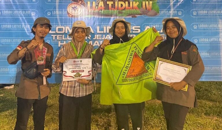 Tim putri Unit Kegiatan Mahasiswa (UKM) Mapala Alpichanameru UIN Imam Bonjol Padang berhasil meraih juara 1 umum putri dalam ajang
