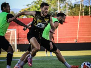 Pemain Semen Padang FC saat sesi latihan beberapa waktu lalu.