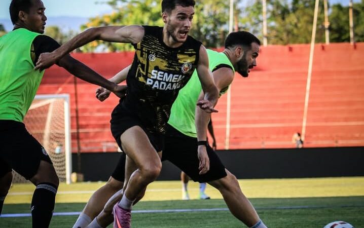 Pemain Semen Padang FC saat sesi latihan beberapa waktu lalu.