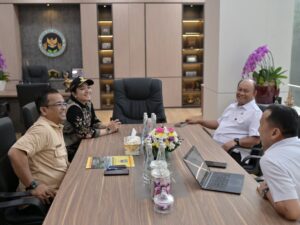 Bupati Dharmasraya, Annisa Suci Ramadhani membahas perkembangan program Makan Bergizi Gratis (MBG) saat melakukan kunjungan kerja ke BGN