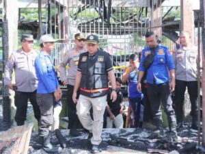 Kabid Labfor Polda Riau, AKBP Ungkap Siahaan meninjau lokasi kebakaran Pasar Payakumbuh pada Jumat (29/8/2025). Kapolres Payakumbuh,