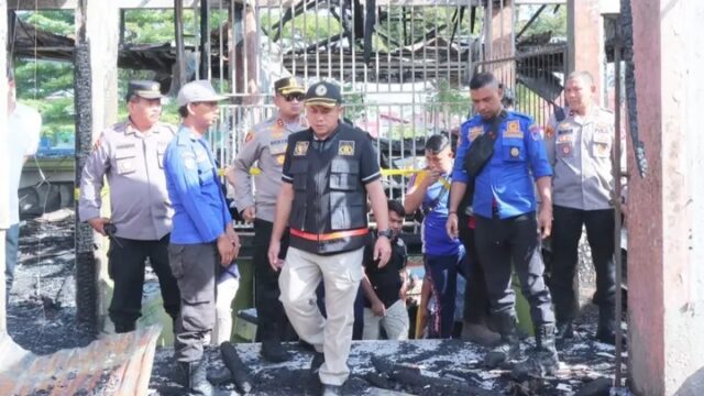 Kabid Labfor Polda Riau, AKBP Ungkap Siahaan meninjau lokasi kebakaran Pasar Payakumbuh pada Jumat (29/8/2025). Kapolres Payakumbuh,