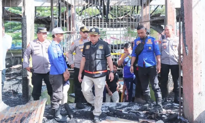 Kabid Labfor Polda Riau, AKBP Ungkap Siahaan meninjau lokasi kebakaran Pasar Payakumbuh pada Jumat (29/8/2025). Kapolres Payakumbuh,