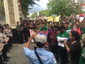 Massa aksi yang terdiri dari mahasiswa di Kota Padang unjuk rasa di Polda Sumbar menuntut reformasi Polri pasca insiden represif polisi