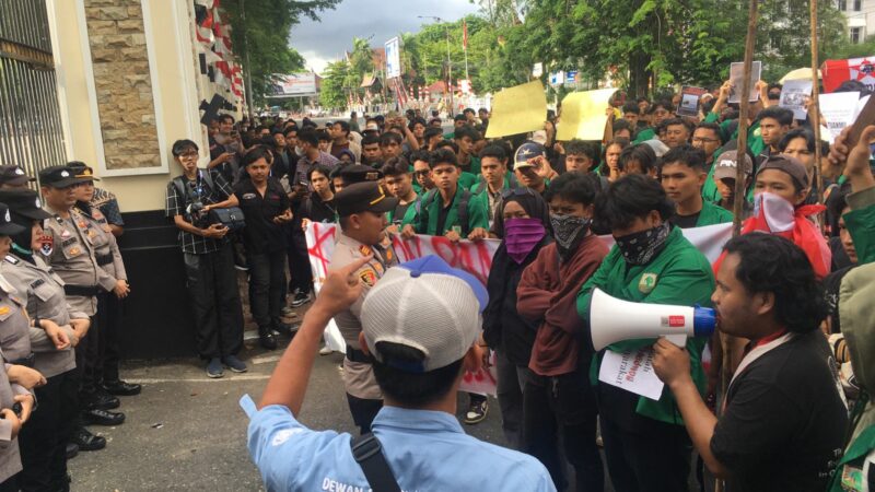 Massa aksi yang terdiri dari mahasiswa di Kota Padang unjuk rasa di Polda Sumbar menuntut reformasi Polri pasca insiden represif polisi