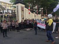 Pengemudi ojek online atau ojol ikut turun dalam aksi menuntut reformasi Polri pada aksi di Polda Sumbar, Jumat (29/8/2025).