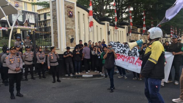 Pengemudi ojek online atau ojol ikut turun dalam aksi menuntut reformasi Polri pada aksi di Polda Sumbar, Jumat (29/8/2025).