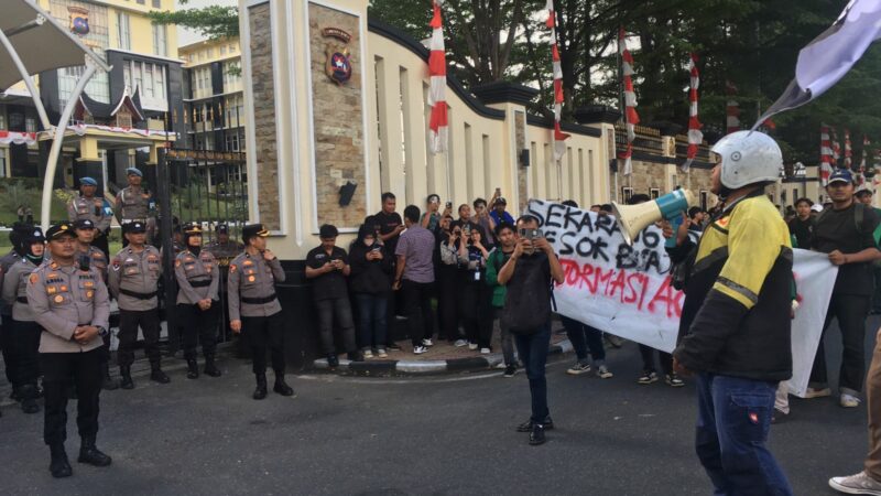 Pengemudi ojek online atau ojol ikut turun dalam aksi menuntut reformasi Polri pada aksi di Polda Sumbar, Jumat (29/8/2025).