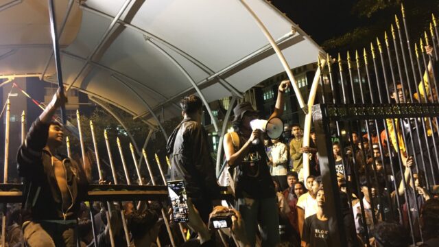 Polda Sumbar meminta perwakilan dari massa aksi berunding dengan Kapolda Sumbar Irjen Gatot Tri Suryanta terkait tuntutan yang