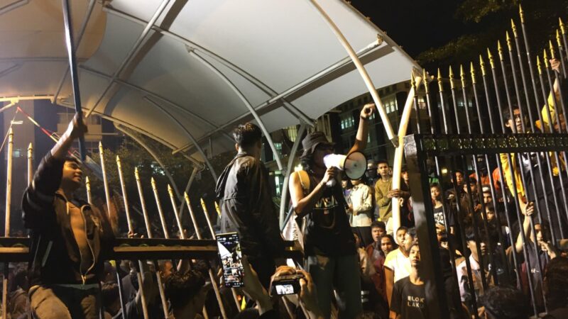 Polda Sumbar meminta perwakilan dari massa aksi berunding dengan Kapolda Sumbar Irjen Gatot Tri Suryanta terkait tuntutan yang