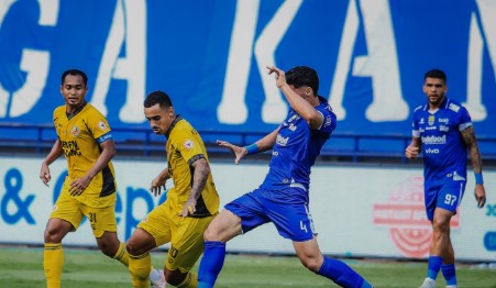 Persib Bandung berhasil unggul pada babak pertama saat menjamu Semen Padang FC Sabtu 09/08/2025 di Stadion Gelora Bandung Lautan Api.