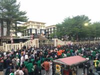 Massa Demo Masih Bertahan di Mapolda Sumbar, Tuntut Bertemu Kapolda