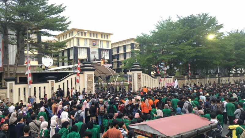 Massa Demo Masih Bertahan di Mapolda Sumbar, Tuntut Bertemu Kapolda
