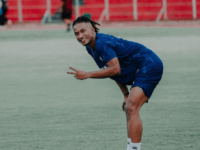 Penyerang Semen Padang FC, Ronaldo Kwateh saat sesi latihan. Foto: @ronaldokwateh7