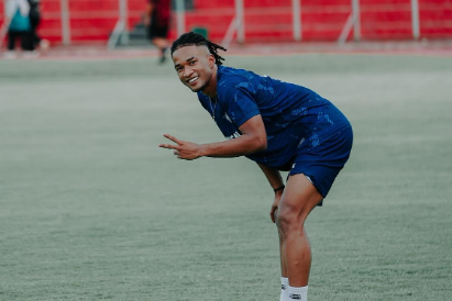 Penyerang Semen Padang FC, Ronaldo Kwateh saat sesi latihan. Foto: @ronaldokwateh7