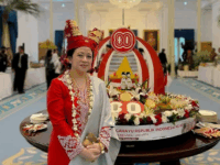 Ketua DPR RI, Puan Maharani yang mengenakan pakaian adat khas Minangkabau, saat upacara HUT ke-80 RI, di Istana Merdeka, Jakarta, Minggu (17/8/2025). instagram/puanmaharani