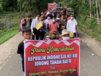 Masyarakat Kampung Adat Sijunjung mengusung tema pejuang pangan dan lingkungan dalam pawai kemerdekaan dalam memeriahkan HUT RI ke 80 tahun